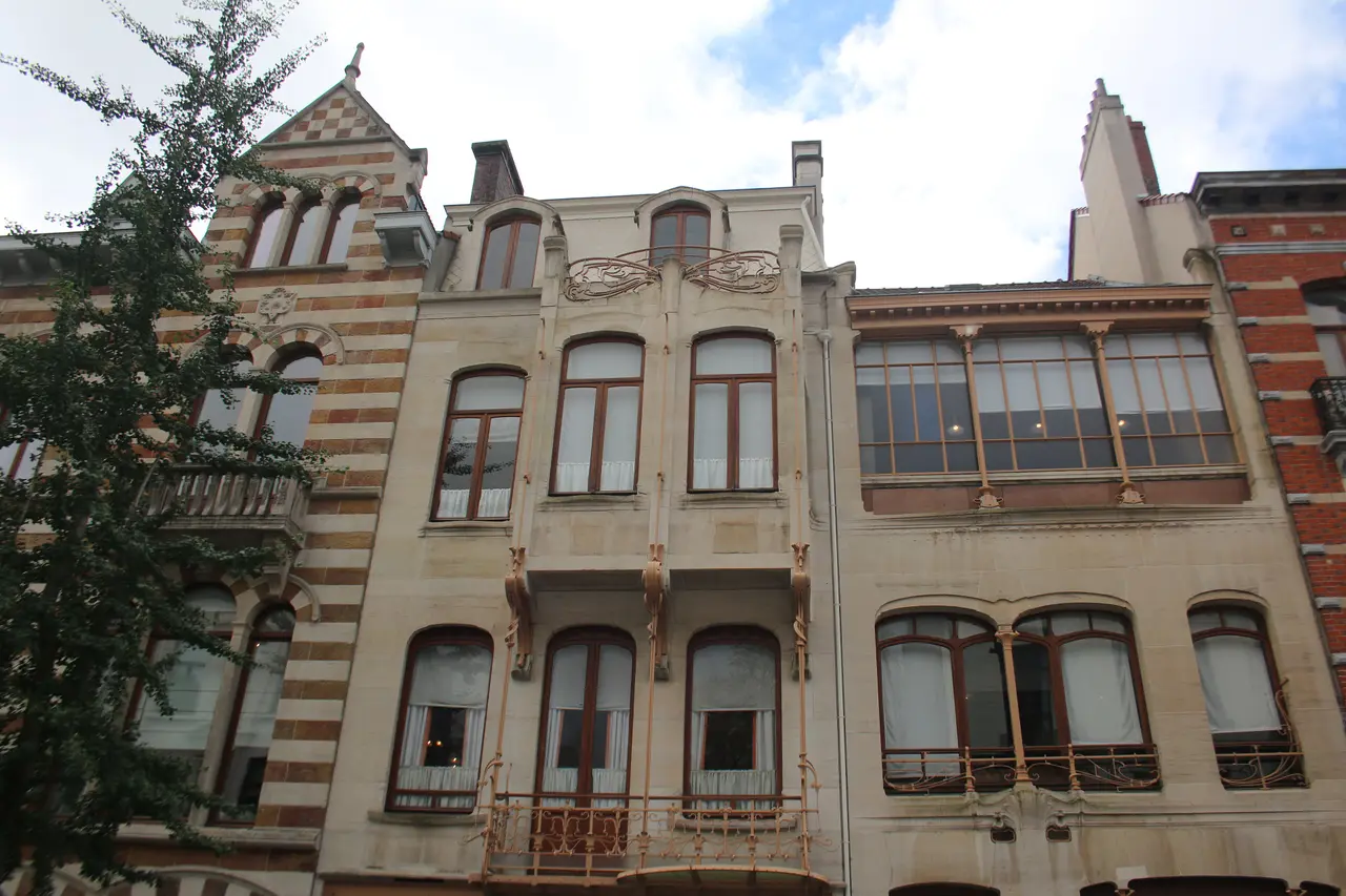 rue Américaineに建つHortaの邸宅とアトリエの石造の正面。